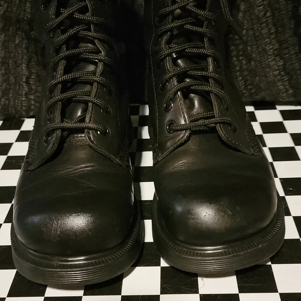 *SOLD* Made in England Dr. Martens Boots - Picture 3 of 12